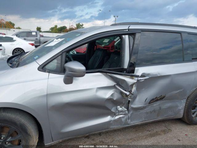Chrysler Pacifica Touring L Image 8