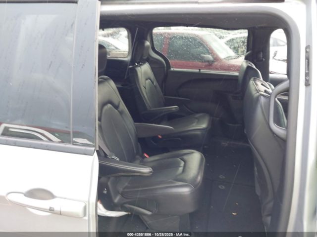 Chrysler Pacifica Touring L Image 7