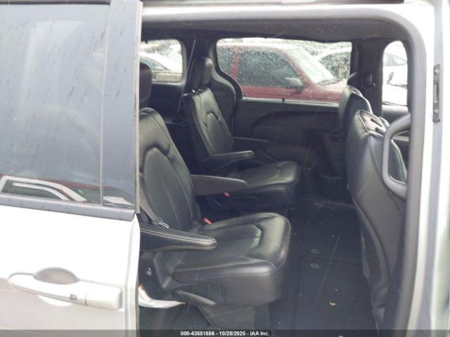 Chrysler Pacifica Touring L Image 7