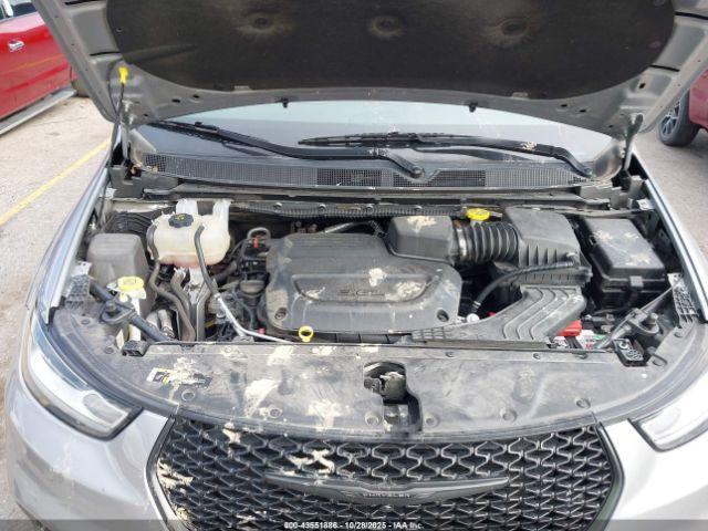 Chrysler Pacifica Touring L Image 9