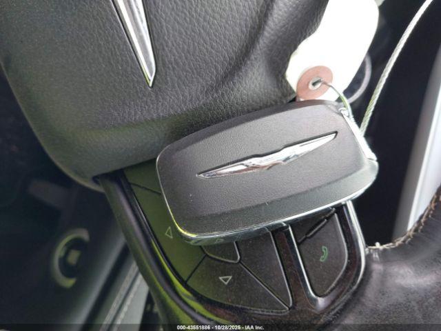 Chrysler Pacifica Touring L Image 2