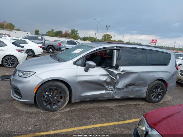 Chrysler Pacifica Touring L Image 14