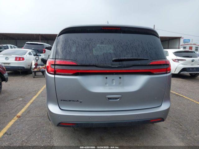 Chrysler Pacifica Touring L Image 15
