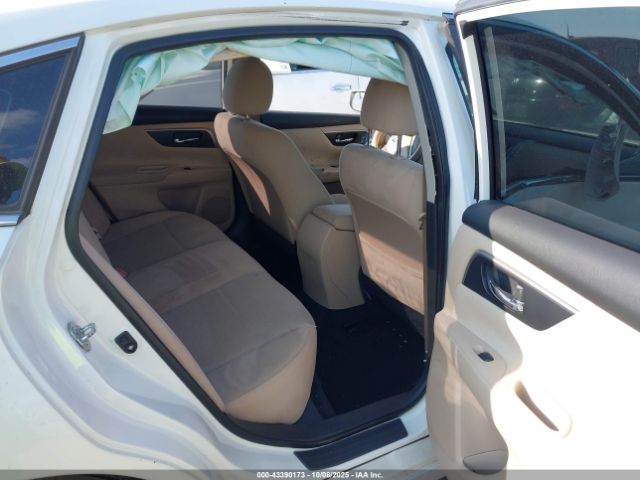 Nissan Altima Image 10