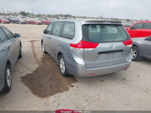 Toyota Sienna Base 7 Passenger Image 3