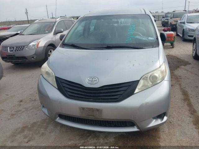 Toyota Sienna Base 7 Passenger Image 4
