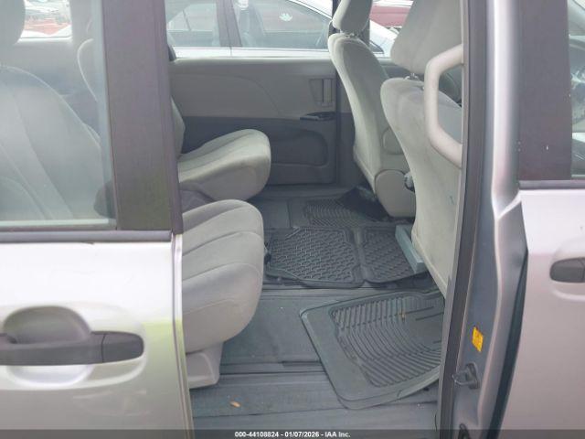 Toyota Sienna Base 7 Passenger Image 9