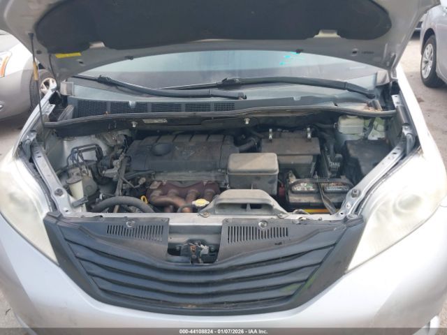 Toyota Sienna Base 7 Passenger Image 15