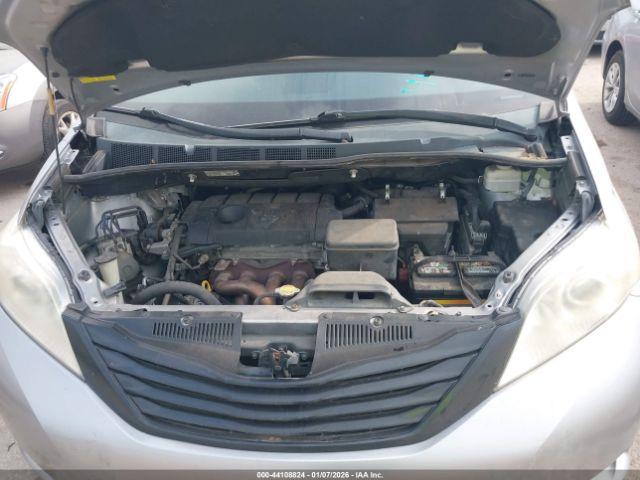 Toyota Sienna Base 7 Passenger Image 15