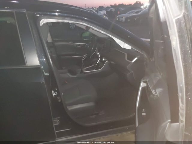 Toyota RAV4 Le Image 3