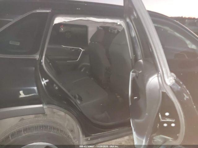 Toyota RAV4 Le Image 16