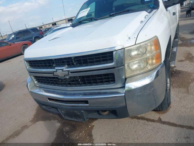 Chevrolet Silverado 2500 Work Truck Image 11