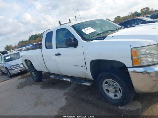 Chevrolet Silverado 2500 Work Truck Image 13
