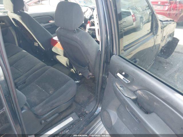 Chevrolet Suburban 1500 Ls Image 17