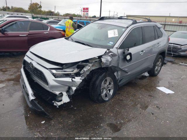 Toyota RAV4 Xle Image 3