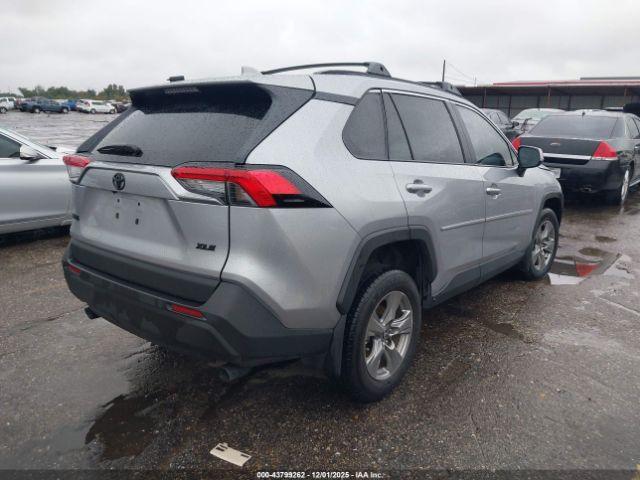 Toyota RAV4 Xle Image 2
