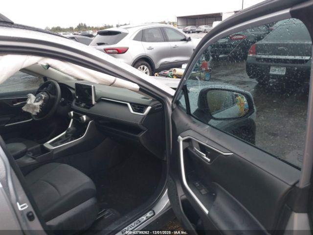 Toyota RAV4 Xle Image 6