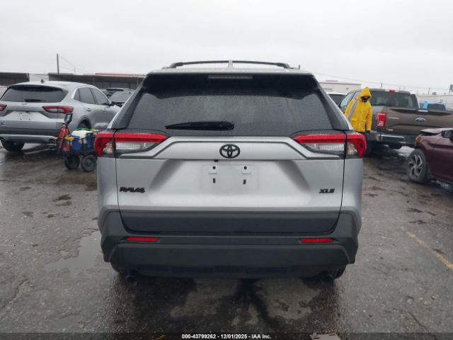 Toyota RAV4 Xle Image 8