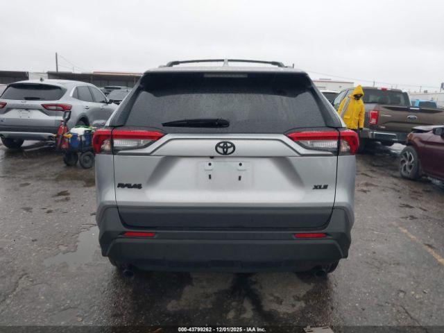 Toyota RAV4 Xle Image 8