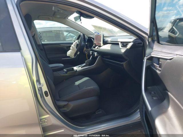 Toyota RAV4 Le Image 11