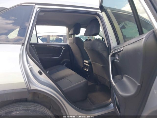 Toyota RAV4 Le Image 2