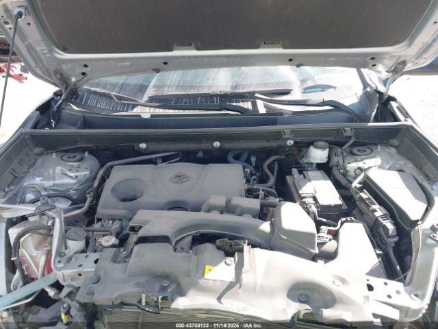 Toyota RAV4 Le Image 4