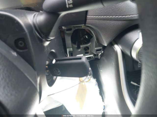 Toyota RAV4 Le Image 5