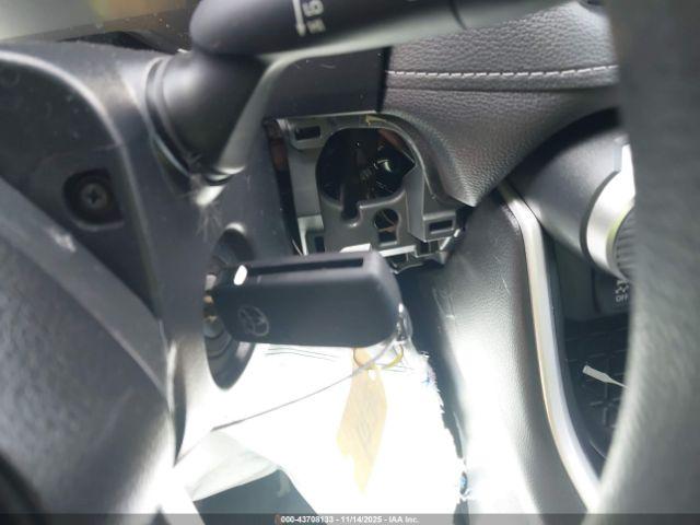 Toyota RAV4 Le Image 5