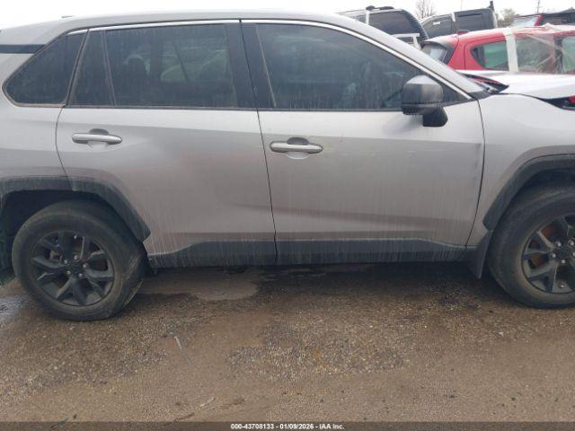 Toyota RAV4 Le Image 10