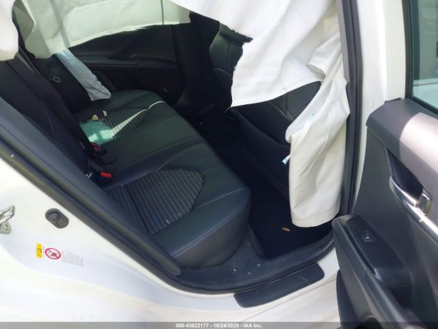 Toyota Camry Se Image 8