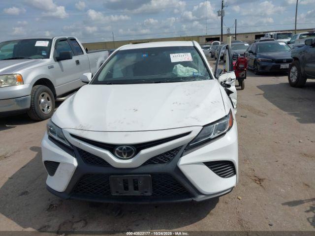 Toyota Camry Se Image 13