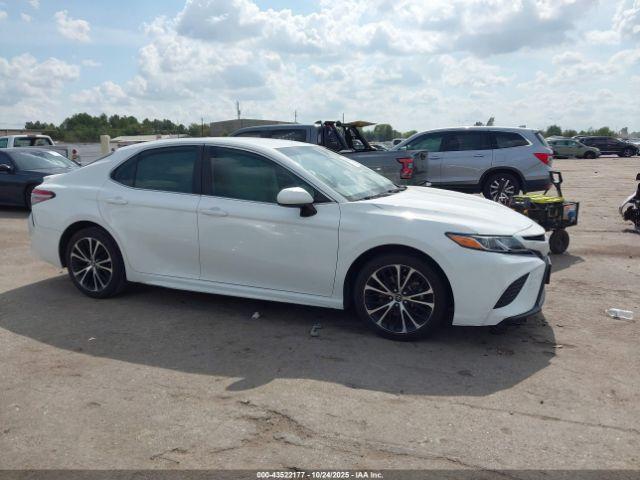 Toyota Camry Se Image 16