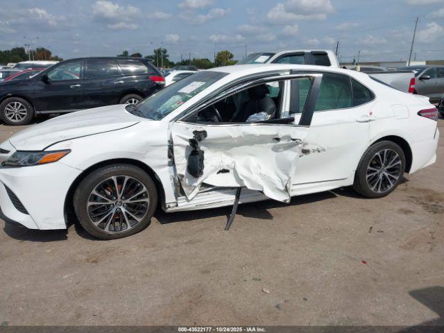 Toyota Camry Se Image 11