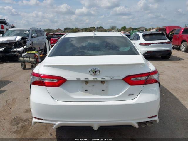 Toyota Camry Se Image 12