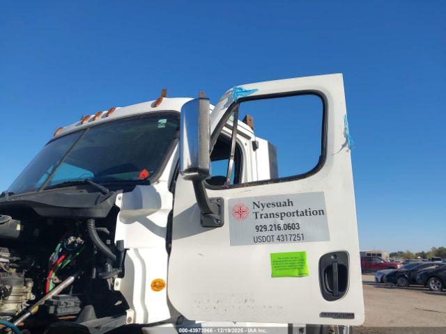 Freightliner Cascadia 125 Image 15