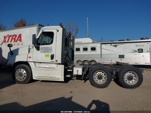 Freightliner Cascadia 125 Image 11