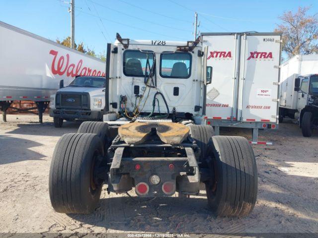 Freightliner Cascadia 125 Image 13