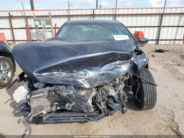 Toyota Camry Le Image 11