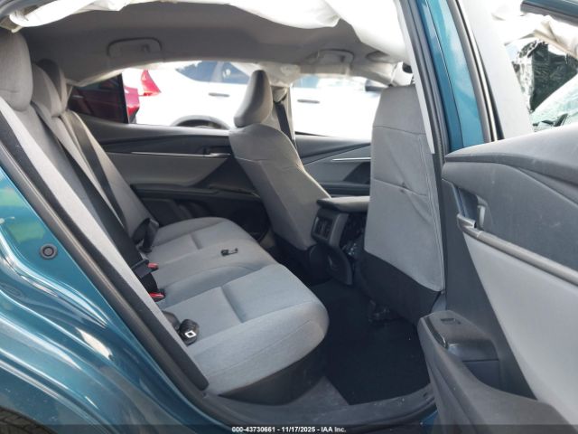 Toyota Camry Le Image 4