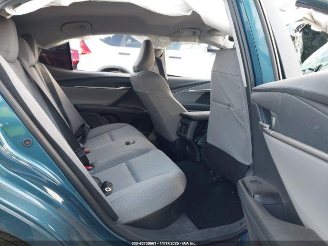 Toyota Camry Le Image 4