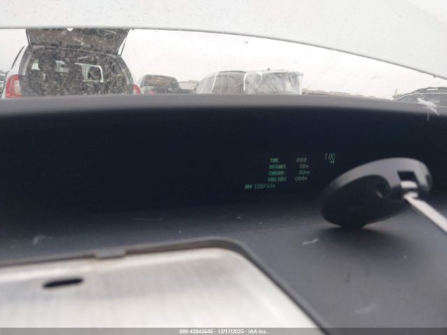 Toyota Prius Four Image 10