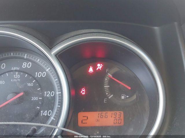 Nissan Versa 1.8s Image 16