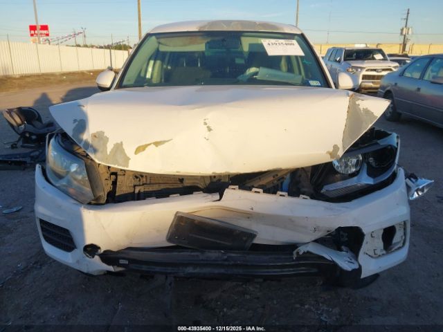 Volkswagen Tiguan S Image 10