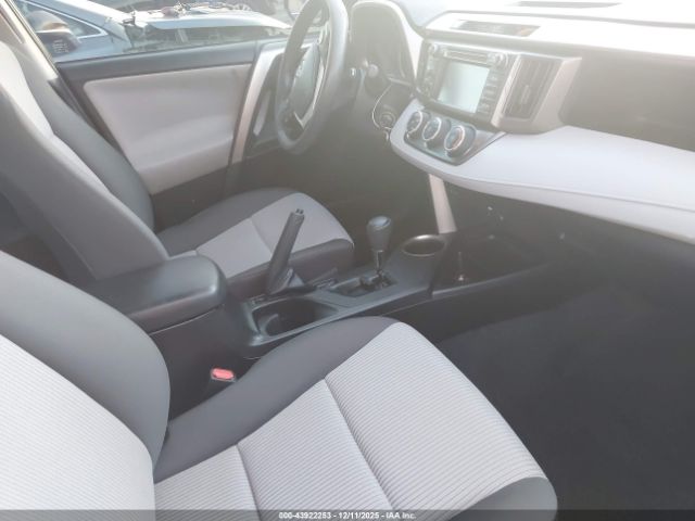 Toyota RAV4 Le Image 8