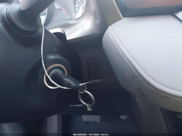 Toyota RAV4 Le Image 13