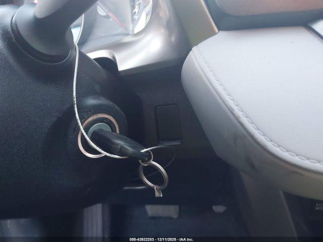 Toyota RAV4 Le Image 13