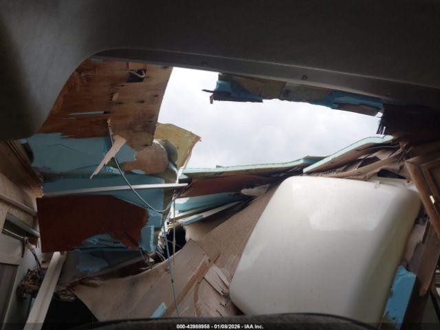 Winnebago Rialta Motorhome Image 7