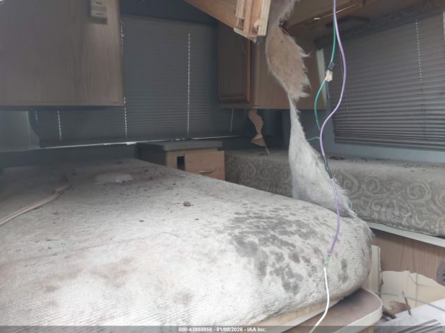 Winnebago Rialta Motorhome Image 5