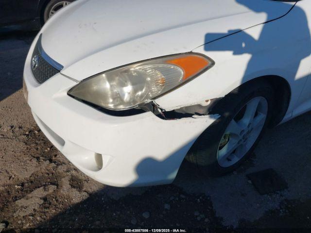 Toyota Camry Se Image 8