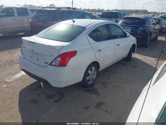 Nissan Versa Image 7